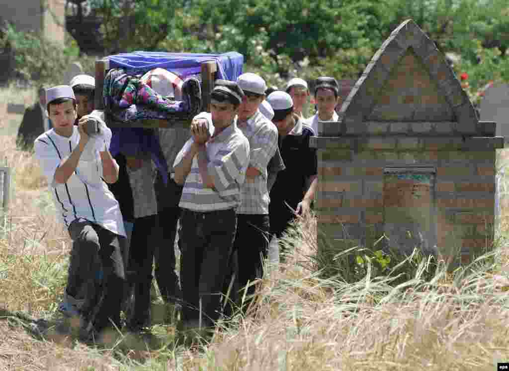 The body of one of those killed on May 13 is carried for burial in a local cemetery two days later - The government of President Islam Karimov paints a different picture. It claims that some 187 people died that day, mostly Islamic militants bent on overthrowing the state. 