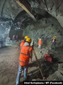 În imagine, lucrări în interiorul tunelului Robești, de pe secțiunea 2 a autostrăzii Sibiu-Pitești.