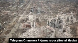 Вид на руїни Бахмута з російського безпілотника в березні 2026-го