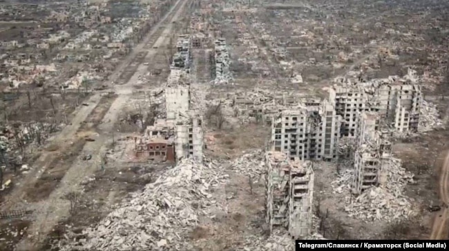 Вид на руїни Бахмута з російського безпілотника в березні 2026-го