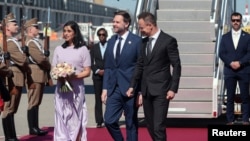 აშშ-ის ვიცე-პრეზიდენტ ჯეი დი ვენსს და მის ცოლს, უშას ბუდაპეშტის აეროპორტში დახვდა უნგრეთის საგარეო საქმეთა მინისტრი პეტერ სიიარტო(მარჯვნივ). 2026 წლის 7 აპრილი