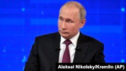 Владимир Путин тікелей эфирде сұрақтарға жауап беріп отыр. 2020 жыл. 