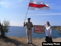 Валер Барташ, старшыня Севастопальскага таварыства беларусаў імя Максіма Багдановіча «Пагоня», з жонкай Валянцінай падчас акцыі ў падтрымку палітвязьня Зьмітра Дашкевіча ў Севастопалі.