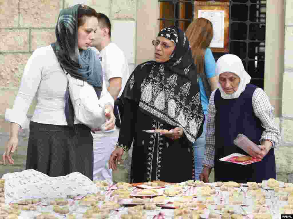 Srbija - Bajram u Beogradu - Islamska zajednica u Srbiji organizirala je bajramsku sofru. To je, kako kažu organizatori, trpeza za susjede i ljude druge vjeroispovijesti, kao znak ljubavi i tolerancije. Nekoliko stotina beograđana, bilo je prisutno u “Ulici otvorenog srca” ispred Bajrakli džamije, gdje je bila i postavljena bajramaska sofra. 