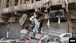 Pamje pas një sulmi të mëparshëm me makinë - bombë në Bagdad 
