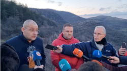 Директорът на националната полиция Захари Васков и регионалният полицейски шеф във Враца Красимир Йончев дават изявление пред репортери в района на връх Околчица, 8 февруари 2026 г.
