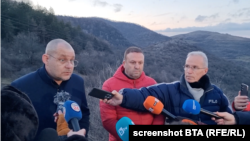 Директорът на националната полиция Захари Васков и регионалният полицейски шеф във Враца Красимир Йончев дават изявление пред репортери в района на връх Околчица, 8 февруари 2026 г.