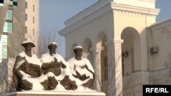 Астана қалалық соты алдындағы Төле би, Қазыбек би және Әйтеке биге орнатылған ескерткіш. 24 желтоқсан 2008 ж.