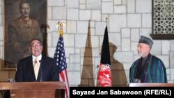 حامد کرزی رییس جمهور افغانستان و لیون پنیتا وزیر دفاع امریکا در جریان یک کنفرانس مطبوعاتی مشترک در کابل