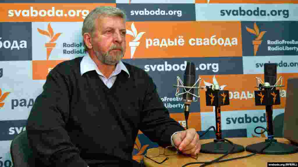 Мілінкевіч у менскай студыі Радыё Свабода. 12 верасьня 2012 году. За чвэрць стагодзьдзя ён сотні разоў <a href="https://www.svaboda.org/a/33826610.html" target="_self" class="wsw__a">быў госьцем нашых перадач</a> і героем нашых публікацый. 