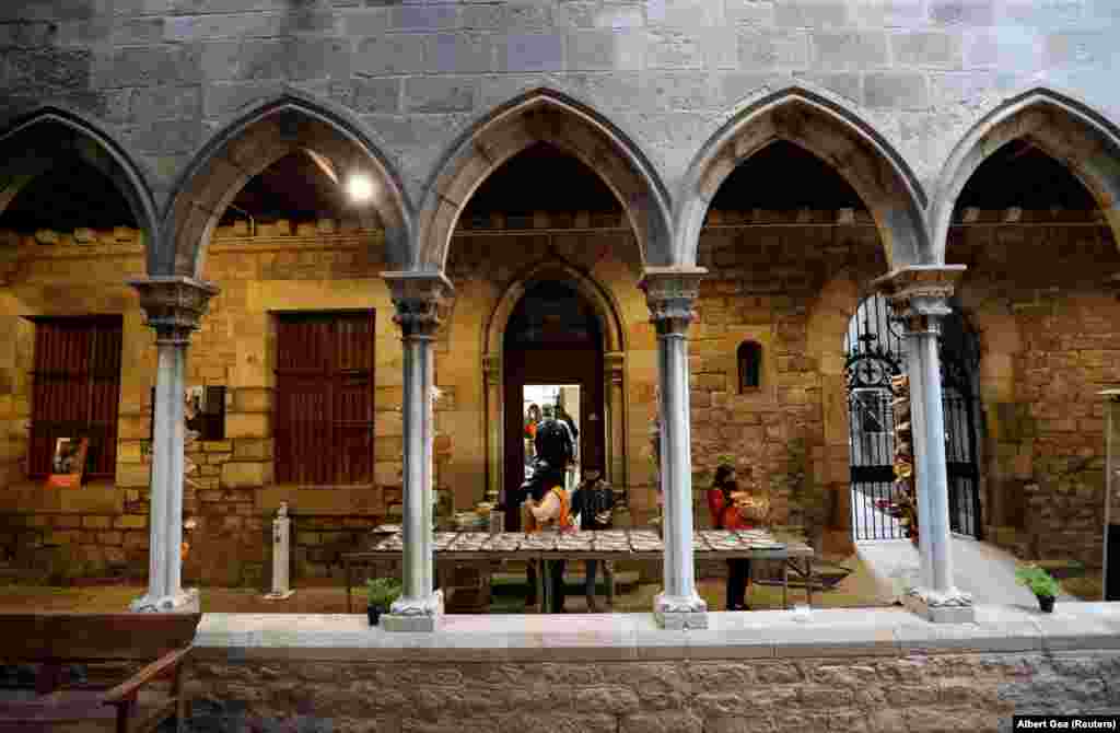 Волонтери подготвуваат добротворна хуманитарна вечера за Рамазан или ифтар во манастирот на црквата Санта Ана за време на пандемијата на короновирусот&nbsp; &nbsp;во Барселона, Шпанија.