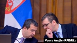 Ivica Dačić i Aleksandar Vučić na sednici Vlade Srbije na kojoj su predstavljene mere za oporavak privrede, 8. oktobar 2013.