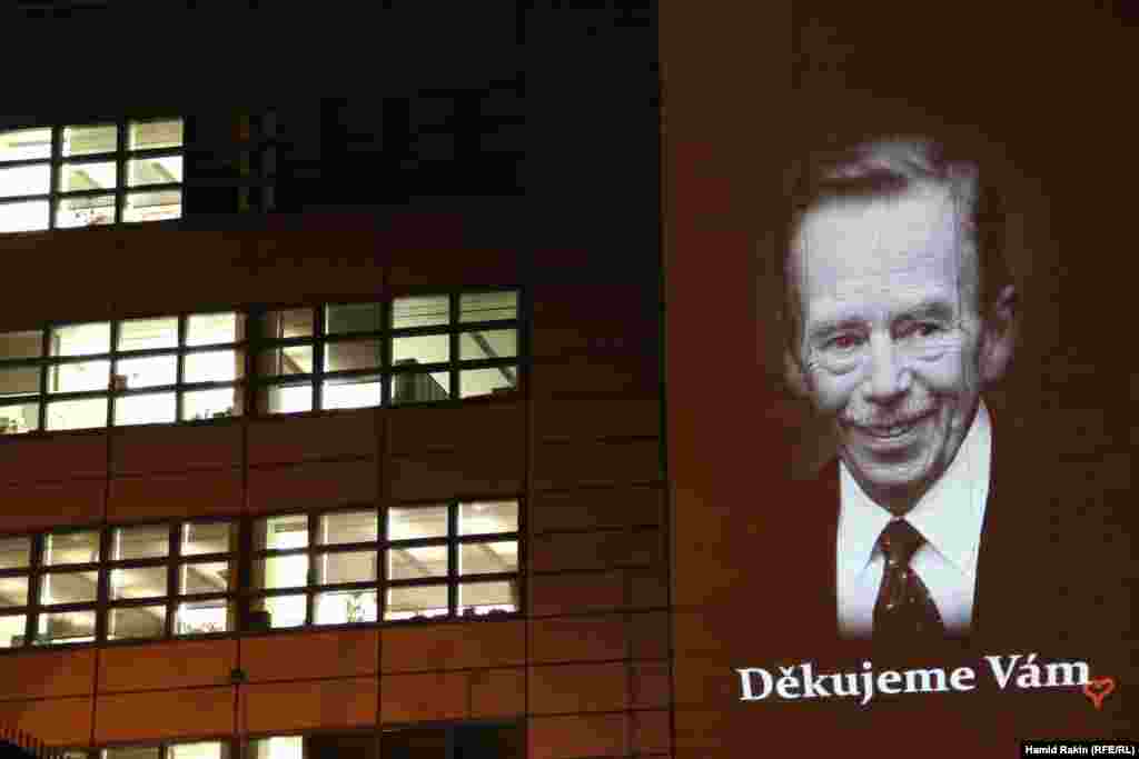 U znak poštovanja i zahvalnosti za velikog prijatelja Vaclava Havela, Radio Slobodna Evropa projicira njegovu fotografiju sa riječima zahvale na češkom jeziku na zgradu svog sjedišta u Pragu.