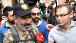 Paşinian başa barmadyk gepleşiklerden soň, protestleri dowam etdirjegine söz berdi