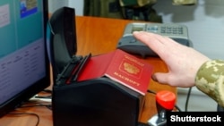 Сканирование российского паспорта во время пограничного контроля