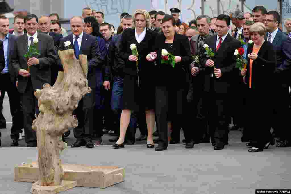 Delegacija od oko 70 osoba iz Republike Srpske mirnom šetnjom, uz cvijeće i zapaljene svijeće danas je u Sarajevu obilježila stradanje pripadnika JNA 3. maja 1992. godine.