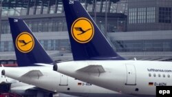 Самолеты авиакомпании Lufthansa в аэропорту Гамбурга. Иллюстративное фото. . 