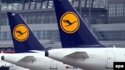 Pamje e aeroplanëve në aeroportin e Hamburgut në Gjermani