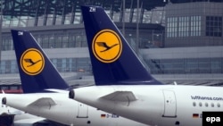 Гамбург әуежайында тұрған Lufthansa ұшақтары. (Көрнекі сурет.)