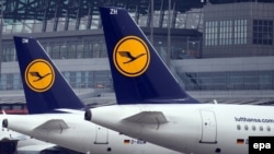 Aeroplanët e kompanisë Lufthansa në aeroportin e Frankfurtit