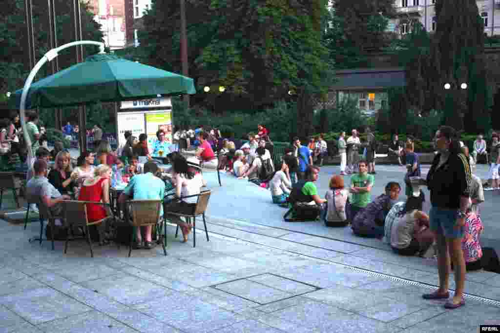 Duminică, destinși, tineri...