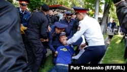 Полиция наразылыққа шыққандардың бірін ұстап жатыр. Алматы, 1 мамыр 2019 жыл.