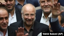 Mohammad Baqer Qalibaf (u sredini) okružen je grupom zastupnika nakon što je izabran za predsjednika parlamenta u Teheranu u maju 2020.