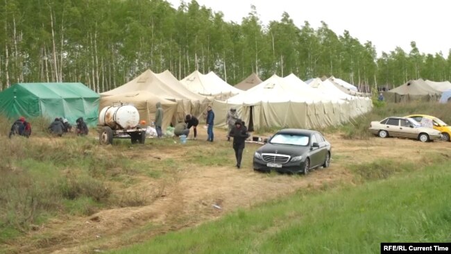 Палаточный лагерь мигрантов в российском Бузулуке близ границы с Казахстаном.