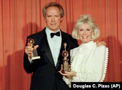 به همراه کلینت ایستوود به هنگام دریافت جایزه گلدن گلوب در ۱۹۸۹