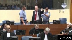 Младич во время вспышки гнева в момент оглашения приговора 