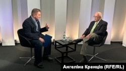 Джеррі Конноллі (праворуч), президент Парламентської асамблеї НАТО, під час інтерв’ю в штаб-квартирі Радіо Свобода у Празі, 19 жовтня 2024 року