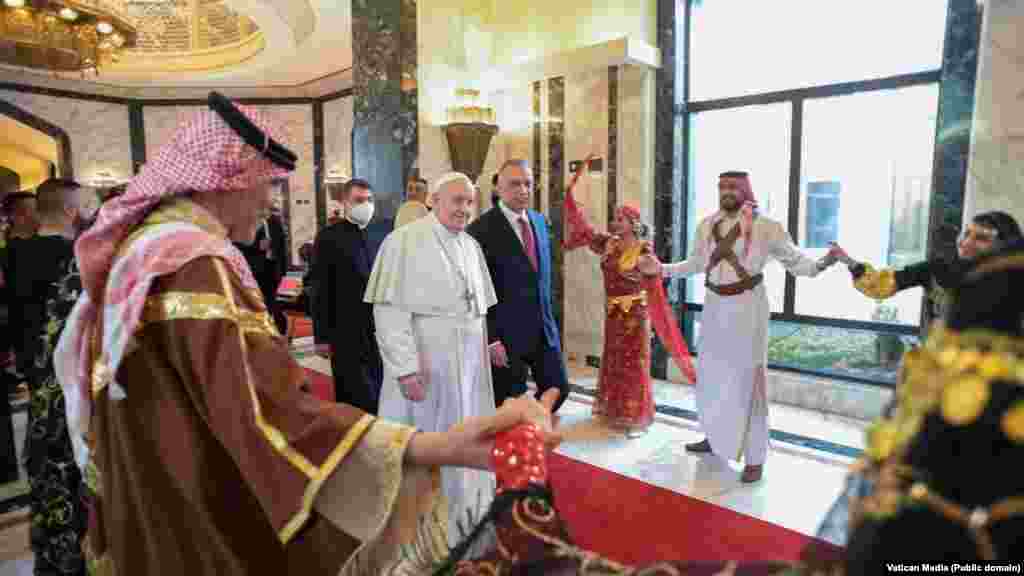 Papa Francisc și premierul irakian în salonul de primire de pe aeroportul din Bagdad.