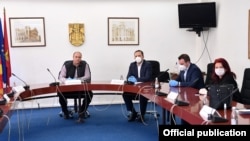 Градоначалникот на Куманово, Максим Димитриевски, премиерот Оливер Спасовски и министерот за образование Арбер Адеми. Владини претставници го посетија Општинскиот кризен штаб во Куманово, во време на пандемија на коронавирус на 15 април 2020