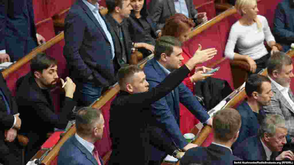 Після виступу з трибуни Олексій Гончарук покинув залу засідань. Дехто з депутатів пропонував прем’єрові залишитись і відповісти на запитання народних депутатів.