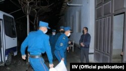 Карантинни назорат қилишга жалб этилган ИИВ ходимлари.