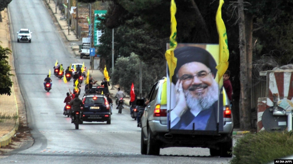 در این تصویر از اکتبر سال ۲۰۱۹ هواداران حزب‌الله لبنان در نزدیکی مرز این کشور و اسرائیل دیده می‌شوند 