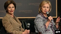 На снимке: бывшие первые леди США Лора Буш и Хиллари Клинтон 