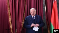 Олександр Лукашенко, який перебуває при владі з 1994 року, голосує на президентських виборах 26 січня 2025 року. Мінськ, Білорусь