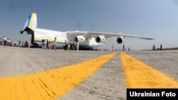 Літак «Мрія» на новій злітно-посадковій смузі донецького аеропорту