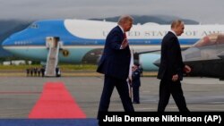 Donald Tramp və Vladimir Putin Alyaskanın Elmendorf-Riçardson hərbi aerodromunda.