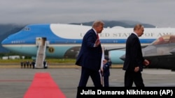 ეს იყო აშშ-ის პრეზიდენტ დონალდ ტრამპსა და რუსეთის პრეზიდენტ ვლადიმირ პუტინს შორის პირველი პირისპირ შეხვედრა მას შემდეგ, რაც ტრამპი იანვარში თეთრ სახლში დაბრუნდა.