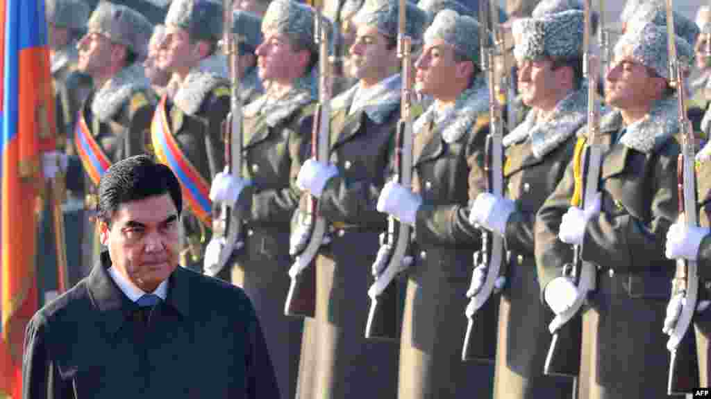 Yerevanda T&uuml;rkmənistan prezidentinin şərəfinə d&uuml;z&uuml;lən fəxri qarovul. 29 noyabr 2012