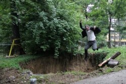 Performans "Skok u rupu u Velikom parku u Sarajevu".