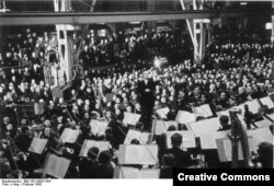 German -- Wilhelm Furtwängler dirijînd un concert în februarie 1942 (Foto: German Federal Archive)