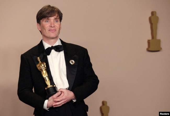 Cillian Murph duke u fotografuar me çmimin Oscar për aktorin më të mirë, 10 mars 2024.