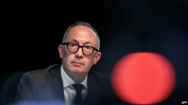 Kryetari i bashkisë së Crans-Montana-s, Nicolas Feraud, mori pjesë në një konferencë për shtyp të këshillit bashkiak të këtij resorti më 6 janar 2026, pas zjarrit shkatërrues në një bar gjatë festimeve të Vitit të Ri.