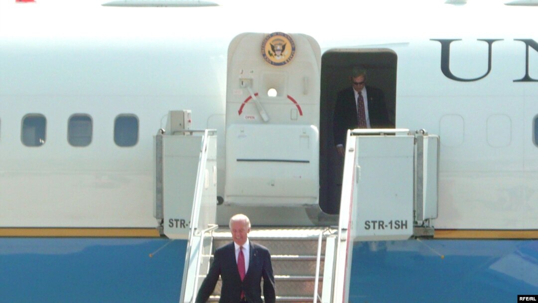Potpredsednik SAD Džozef Bajden na aerodromu u Prištini, 21. maj 2009.