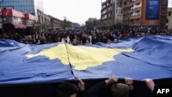 Građani drže zastavu Kosova, Priština