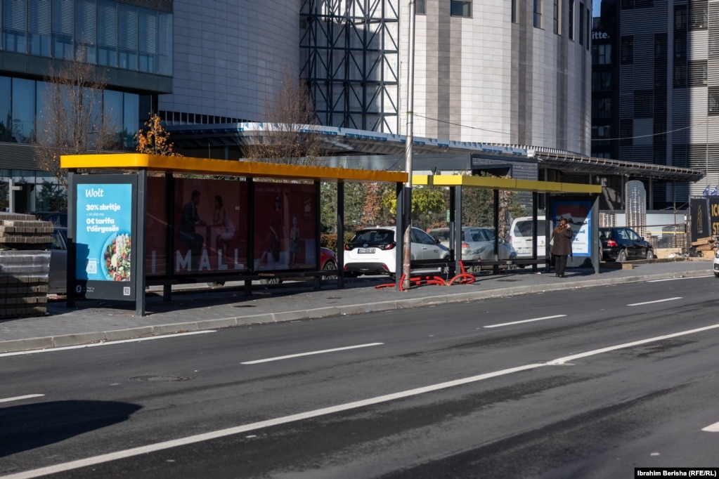 ... ndërsa stacionet kryesisht bosh.