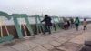 Буквы СПАСЕМ НАДЕЖДУ на Дворцовой набережной в Санкт-Петербурге 